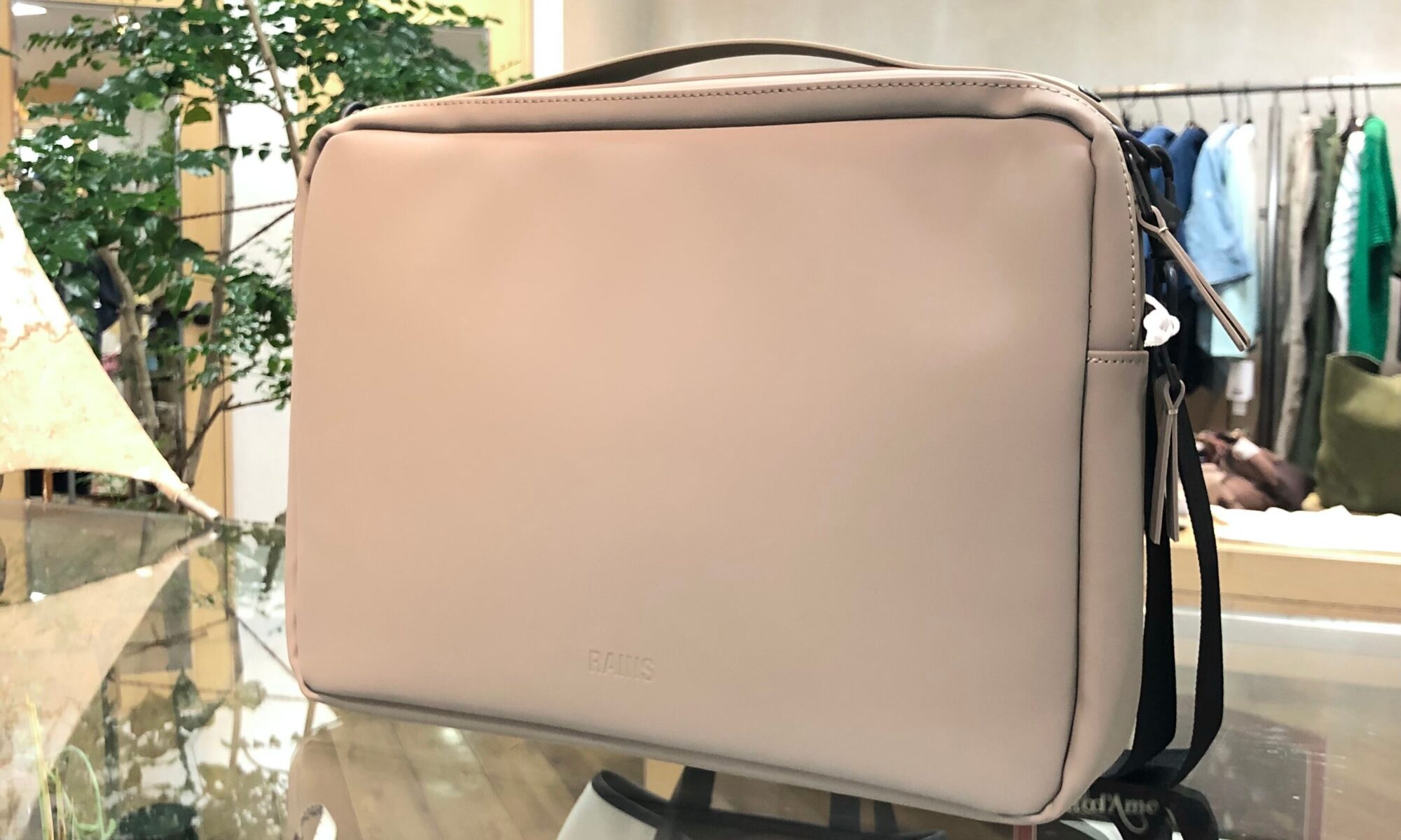 RAINS レインズ　16800 waterproof Laptop Bag 13　（Color Taupe ベージュ）