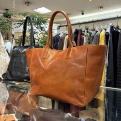 IL BISONTE イルビゾンテ 　EPOCAレザー トートバッグ【54252308210】　(COL MARRONE MEHARI ブラウン）