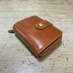 IL BISONTE イルビゾンテ 　EPOCAレザー 2つ折りラウンドファスナー財布【54252312641】　(COL MARRONE MEHARI ブラウン）
