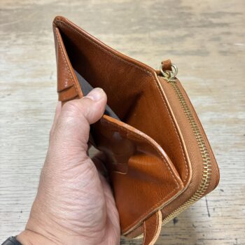 IL BISONTE イルビゾンテ 　EPOCAレザー 2つ折りラウンドファスナー財布【54252312641】　(COL MARRONE MEHARI ブラウン） - 画像 (5)