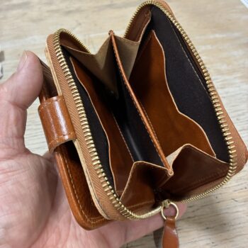 IL BISONTE イルビゾンテ 　EPOCAレザー 2つ折りラウンドファスナー財布【54252312641】　(COL MARRONE MEHARI ブラウン） - 画像 (6)