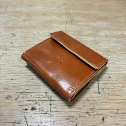 IL BISONTE イルビゾンテ 　EPOCAレザー 2つ折り財布【54252312541】　(COL MARRONE MEHARI ブラウン）