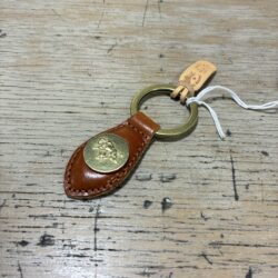 IL BISONTE イルビゾンテ 　EPOCAレザー キーホルダー【54252310550】　(COL MARRONE MEHARI ブラウン）