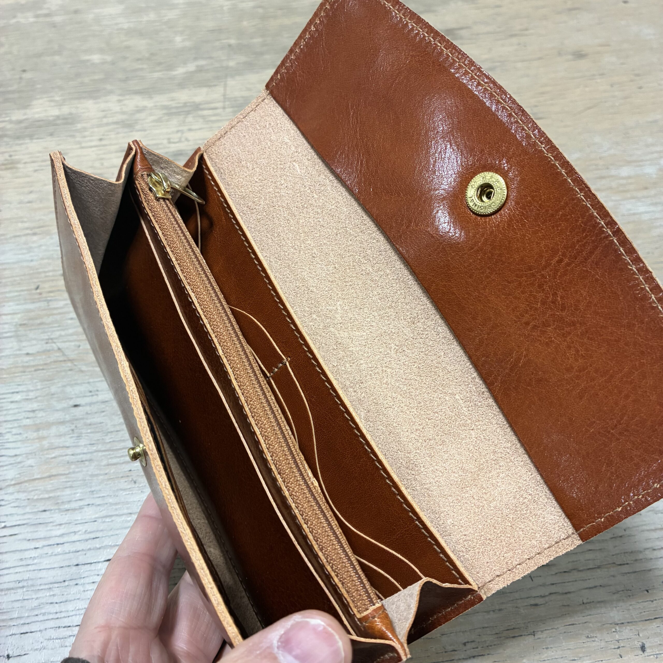 IL BISONTE イルビゾンテ ANTIQUE レザー 長財布【54252309840】 (COL MARRONE MEHARI ブラウン) - 画像 (5)