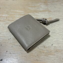 IL BISONTE イルビゾンテ 　コード付きファスナー２つ折り財布【54262305841】　(COL グレー）