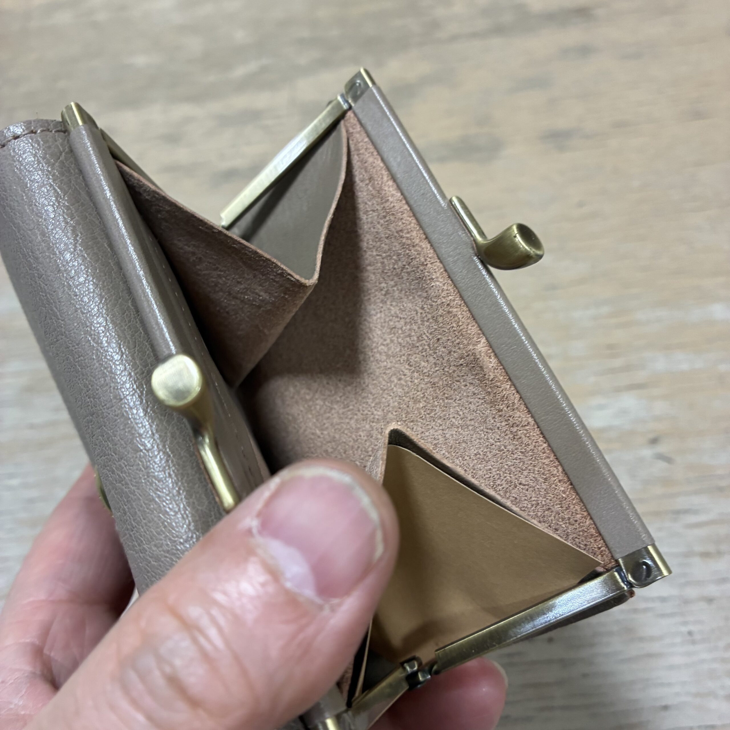 IL BISONTE イルビゾンテ 2つ折りガマ口財布 【411277】(COL グレー) - 画像 (6)