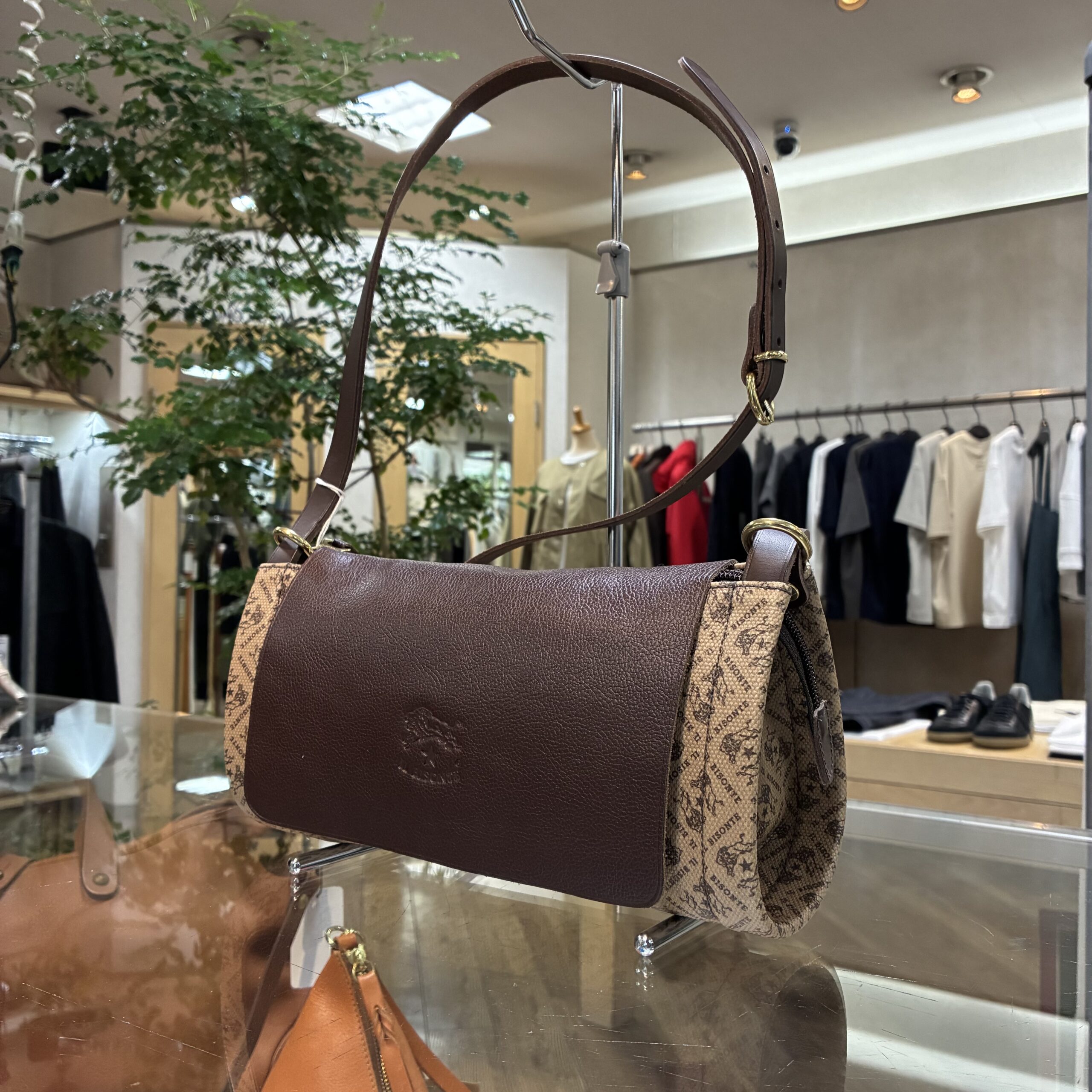 IL BISONTE イルビゾンテ 日本限定 モノグラム プリント レザー 筒形ショルダーバッグ【54262305320】(COL ブラウン×ダークブラウン)