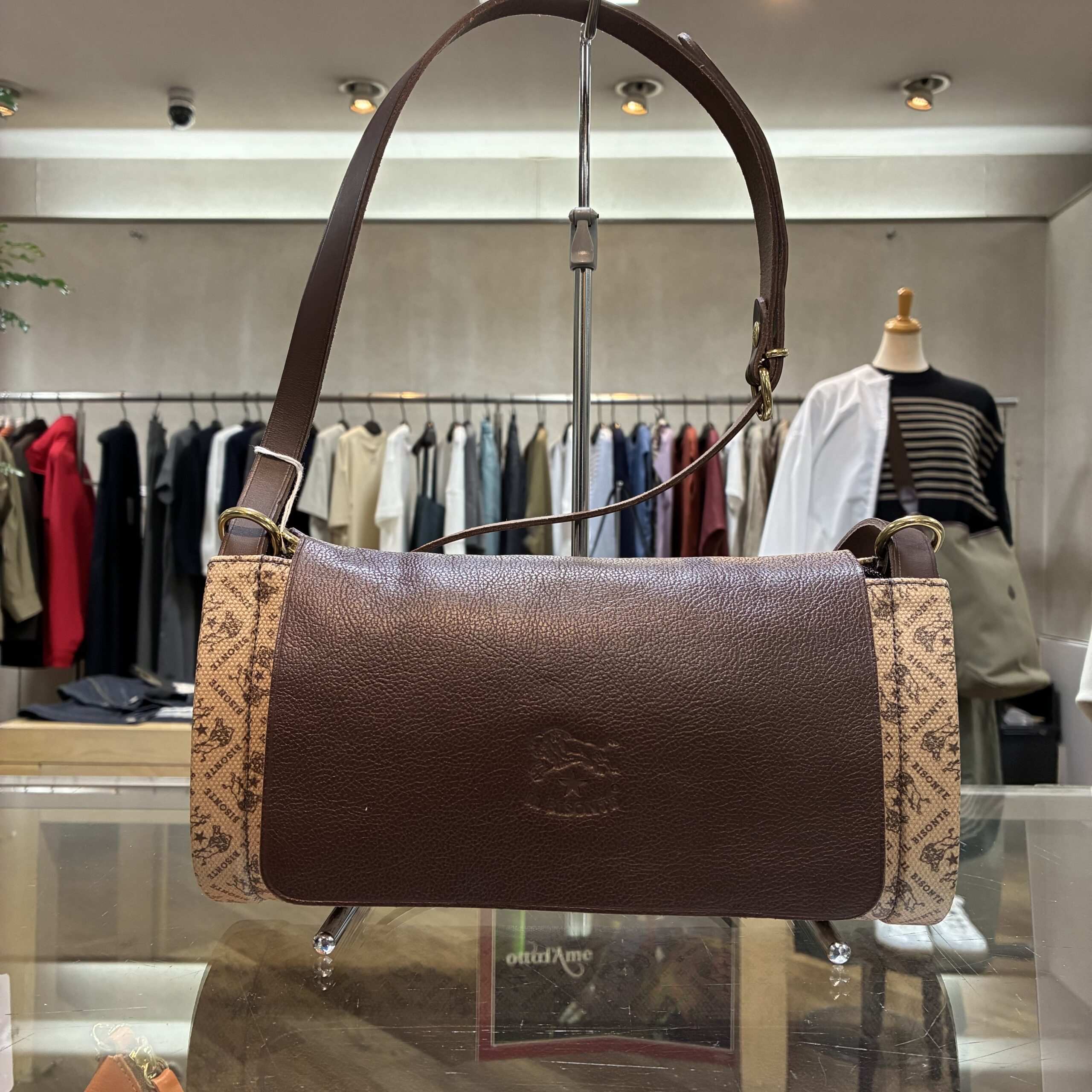 IL BISONTE イルビゾンテ 日本限定 モノグラム プリント レザー 筒形ショルダーバッグ【54262305320】(COL ブラウン×ダークブラウン) - 画像 (2)