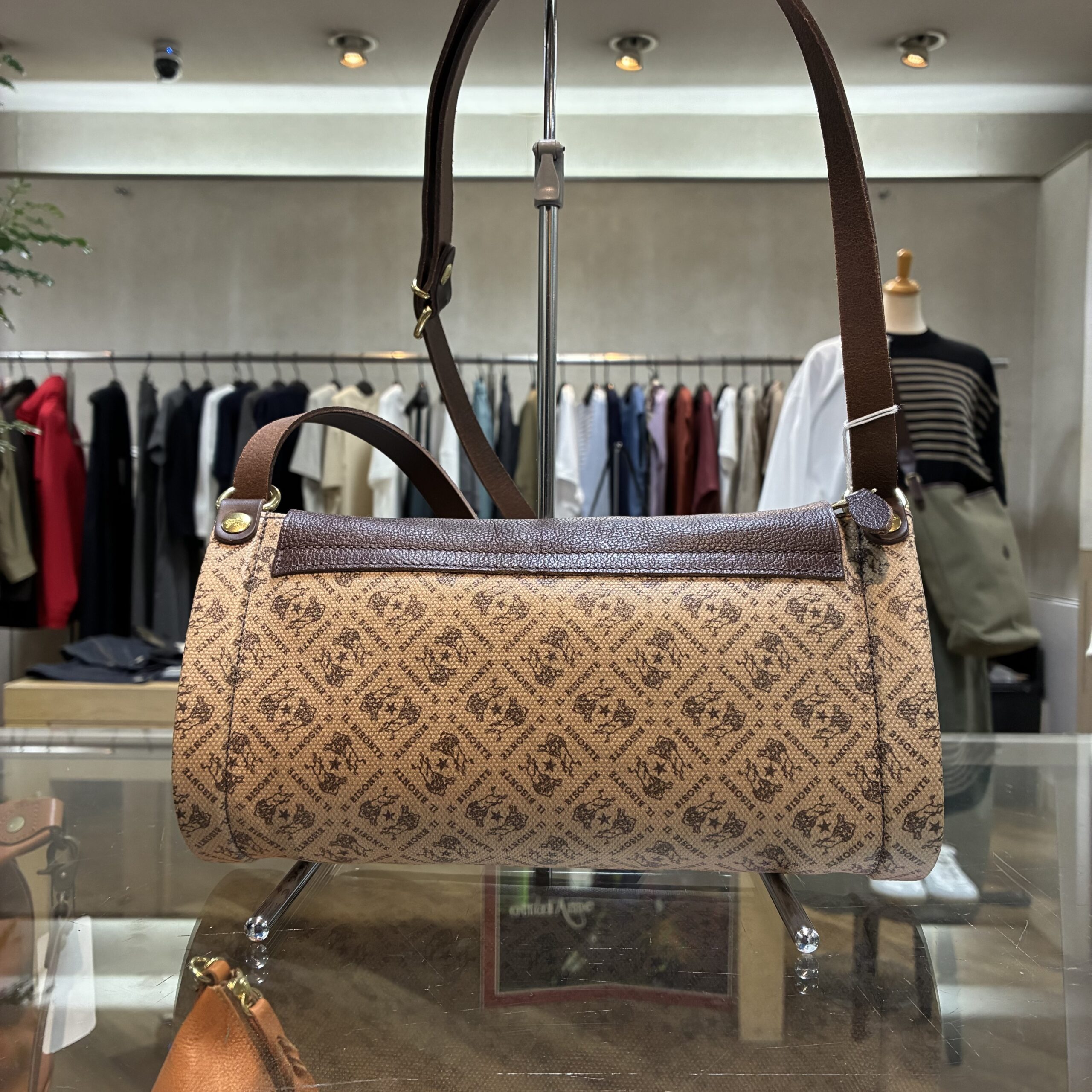 IL BISONTE イルビゾンテ 日本限定 モノグラム プリント レザー 筒形ショルダーバッグ【54262305320】(COL ブラウン×ダークブラウン) - 画像 (4)