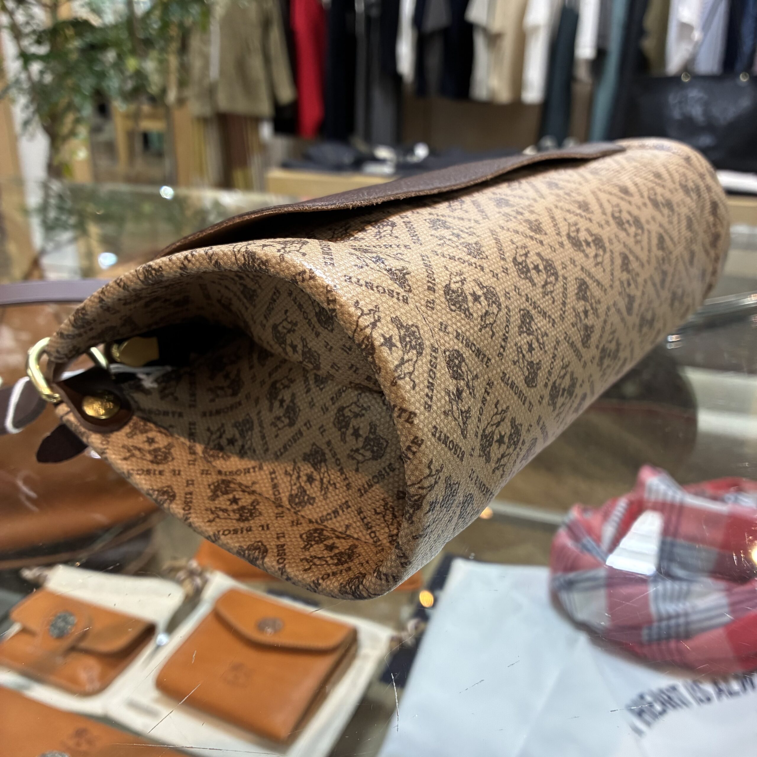 IL BISONTE イルビゾンテ 日本限定 モノグラム プリント レザー 筒形ショルダーバッグ【54262305320】(COL ブラウン×ダークブラウン) - 画像 (5)