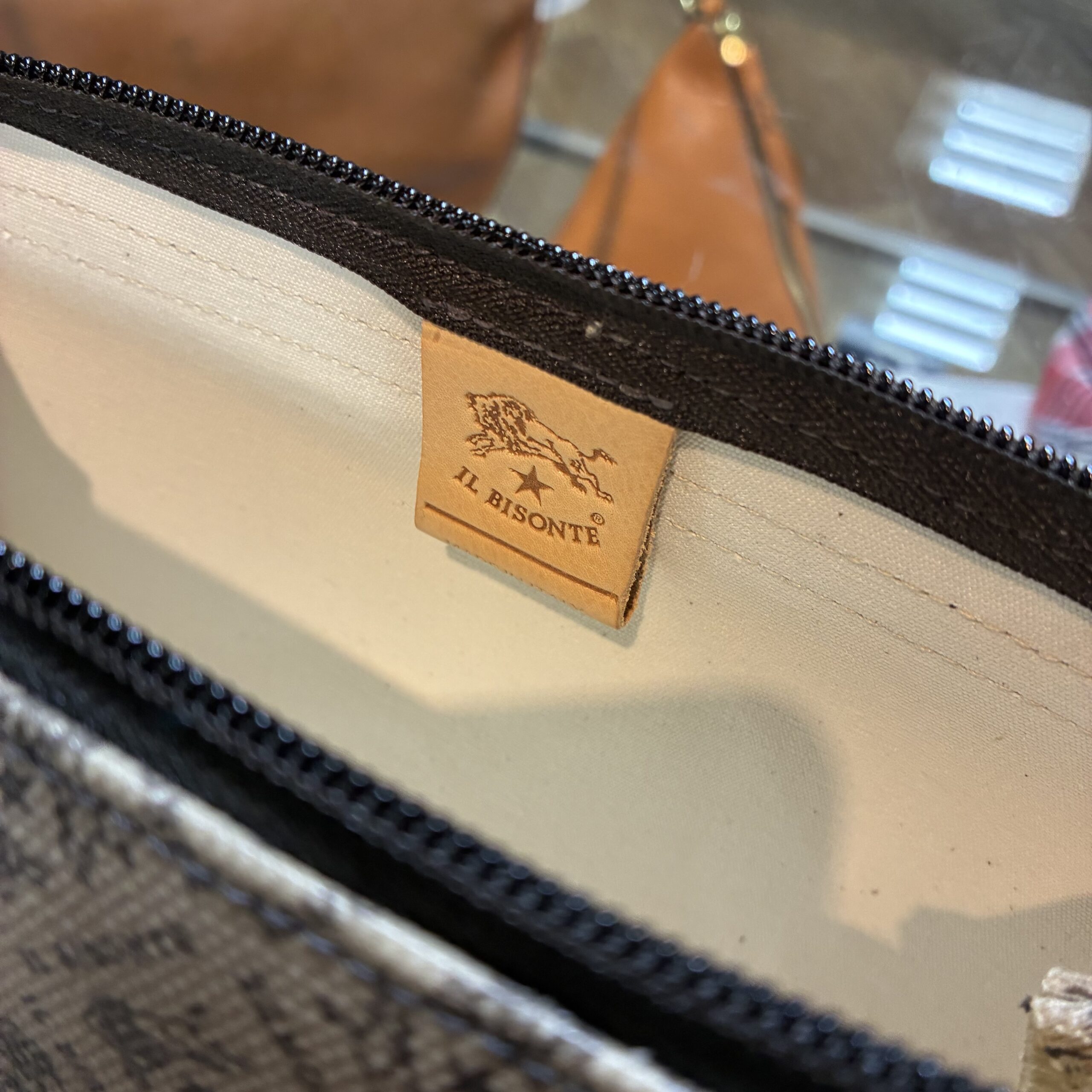 IL BISONTE イルビゾンテ 日本限定 モノグラム プリント レザー 筒形ショルダーバッグ【54262305320】(COL ブラウン×ダークブラウン) - 画像 (7)