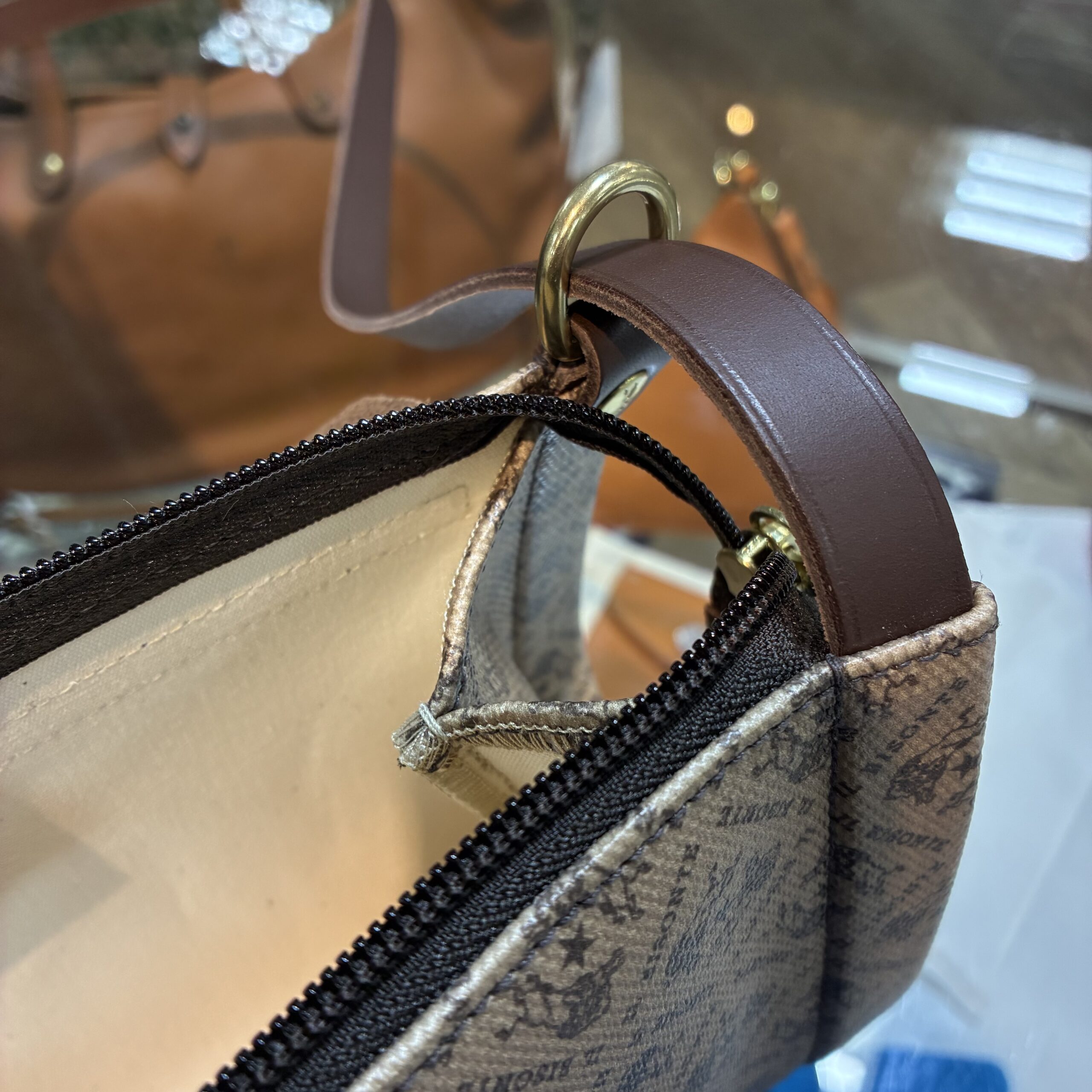 IL BISONTE イルビゾンテ 日本限定 モノグラム プリント レザー 筒形ショルダーバッグ【54262305320】(COL ブラウン×ダークブラウン) - 画像 (8)