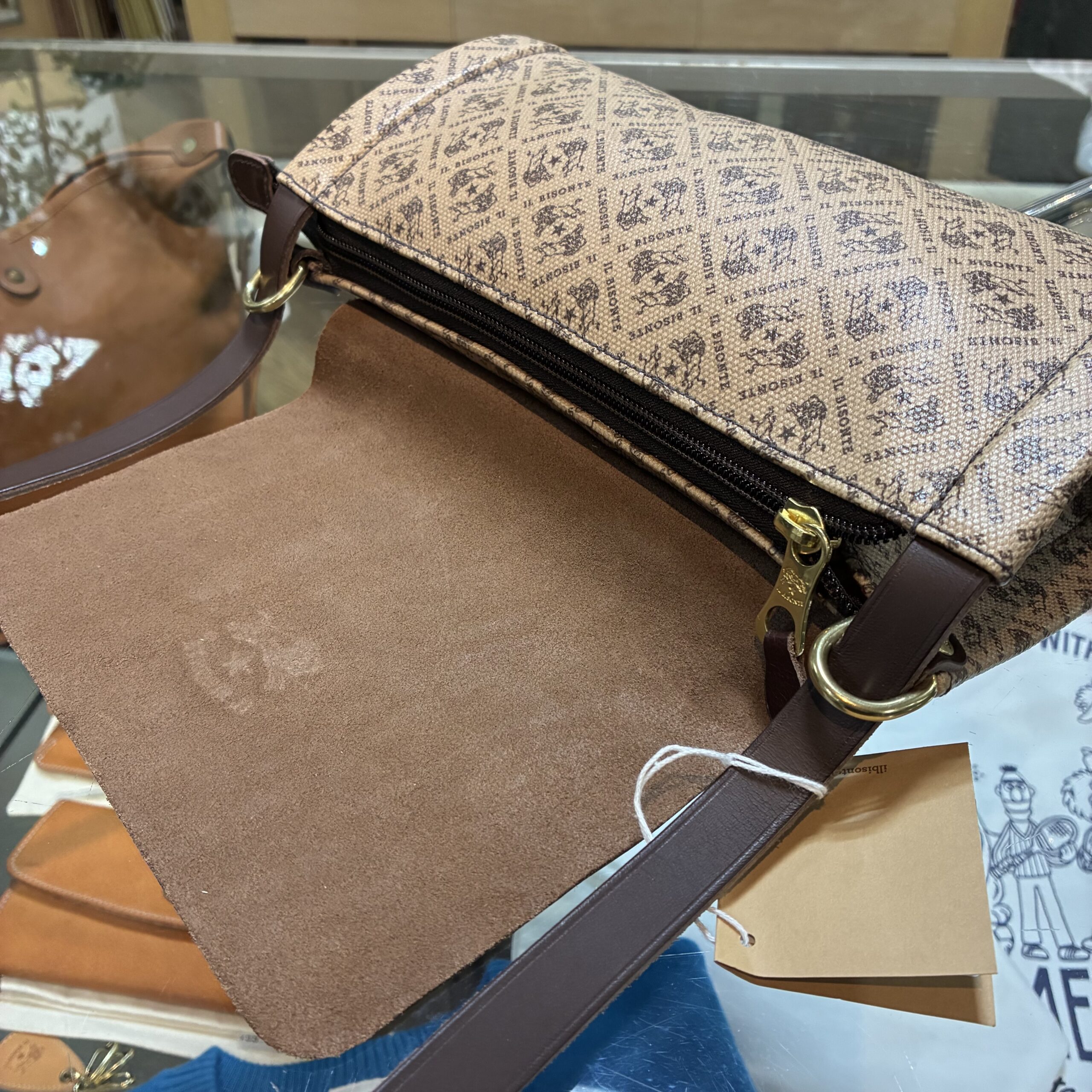 IL BISONTE イルビゾンテ 日本限定 モノグラム プリント レザー 筒形ショルダーバッグ【54262305320】(COL ブラウン×ダークブラウン) - 画像 (6)