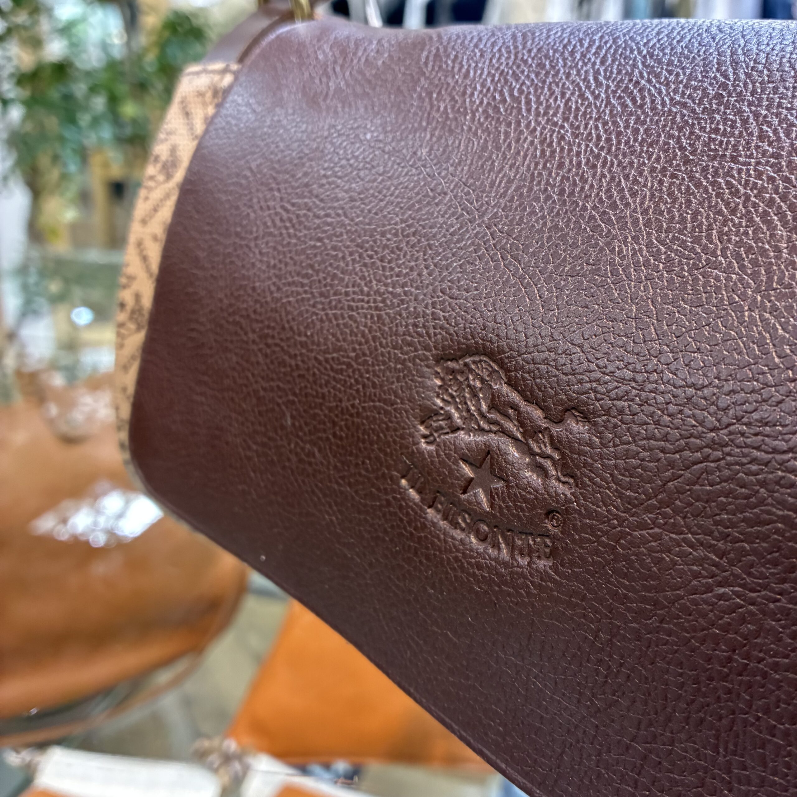 IL BISONTE イルビゾンテ 日本限定 モノグラム プリント レザー 筒形ショルダーバッグ【54262305320】(COL ブラウン×ダークブラウン) - 画像 (11)