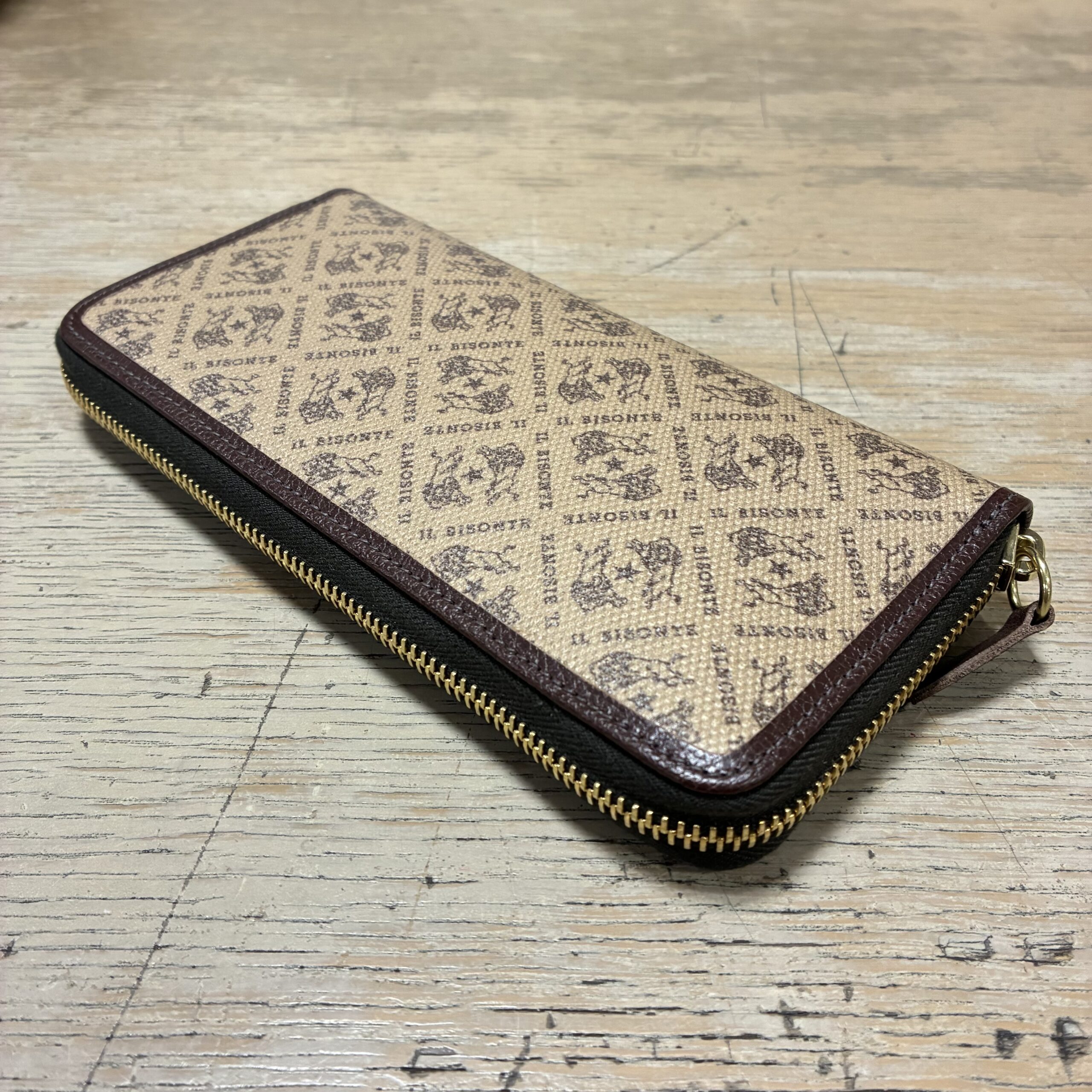 IL BISONTE イルビゾンテ 日本限定 モノグラム プリント レザー 長財布【54262305128】(COL ブラウン×ダークブラウン)