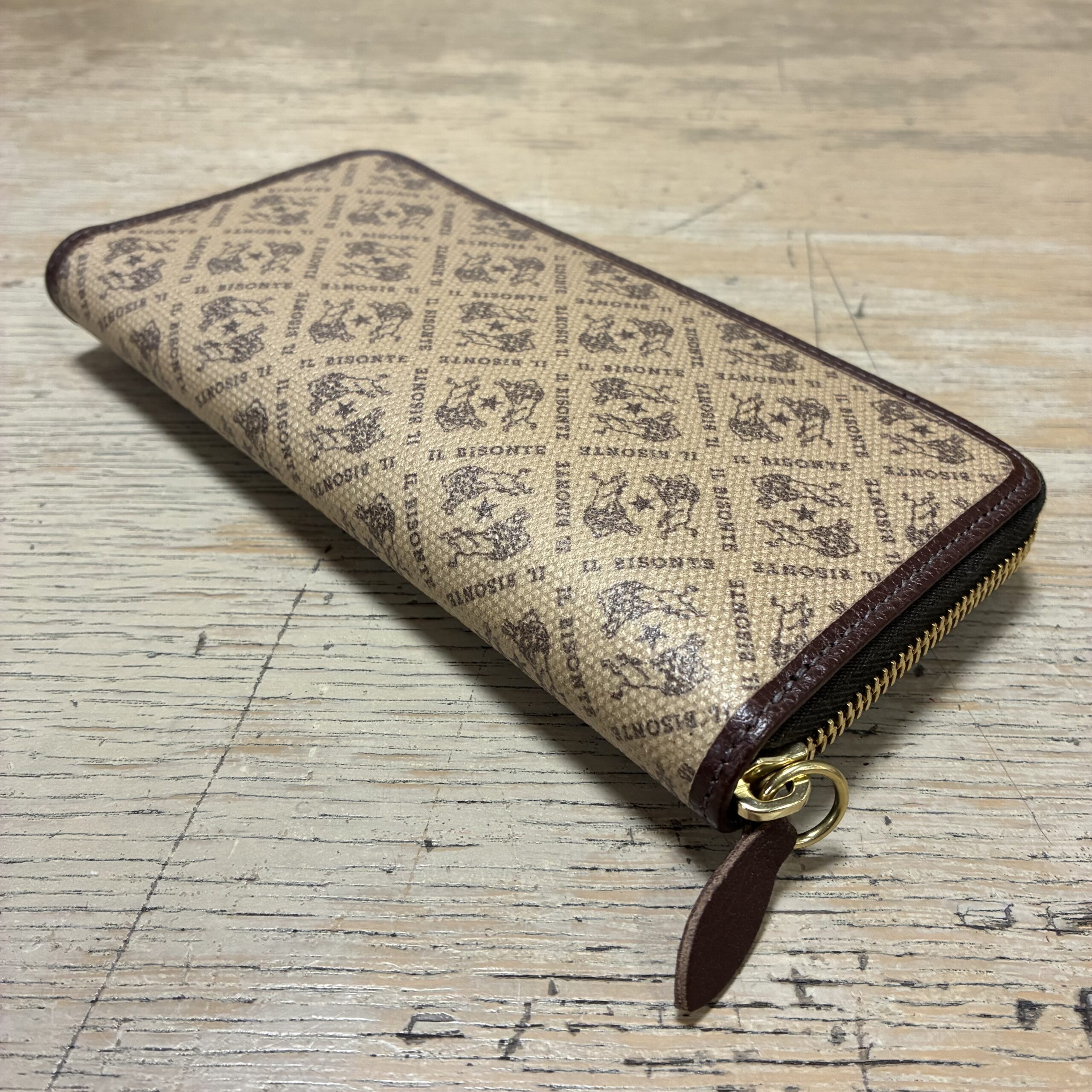 IL BISONTE イルビゾンテ 日本限定 モノグラム プリント レザー 長財布【54262305128】(COL ブラウン×ダークブラウン) - 画像 (2)