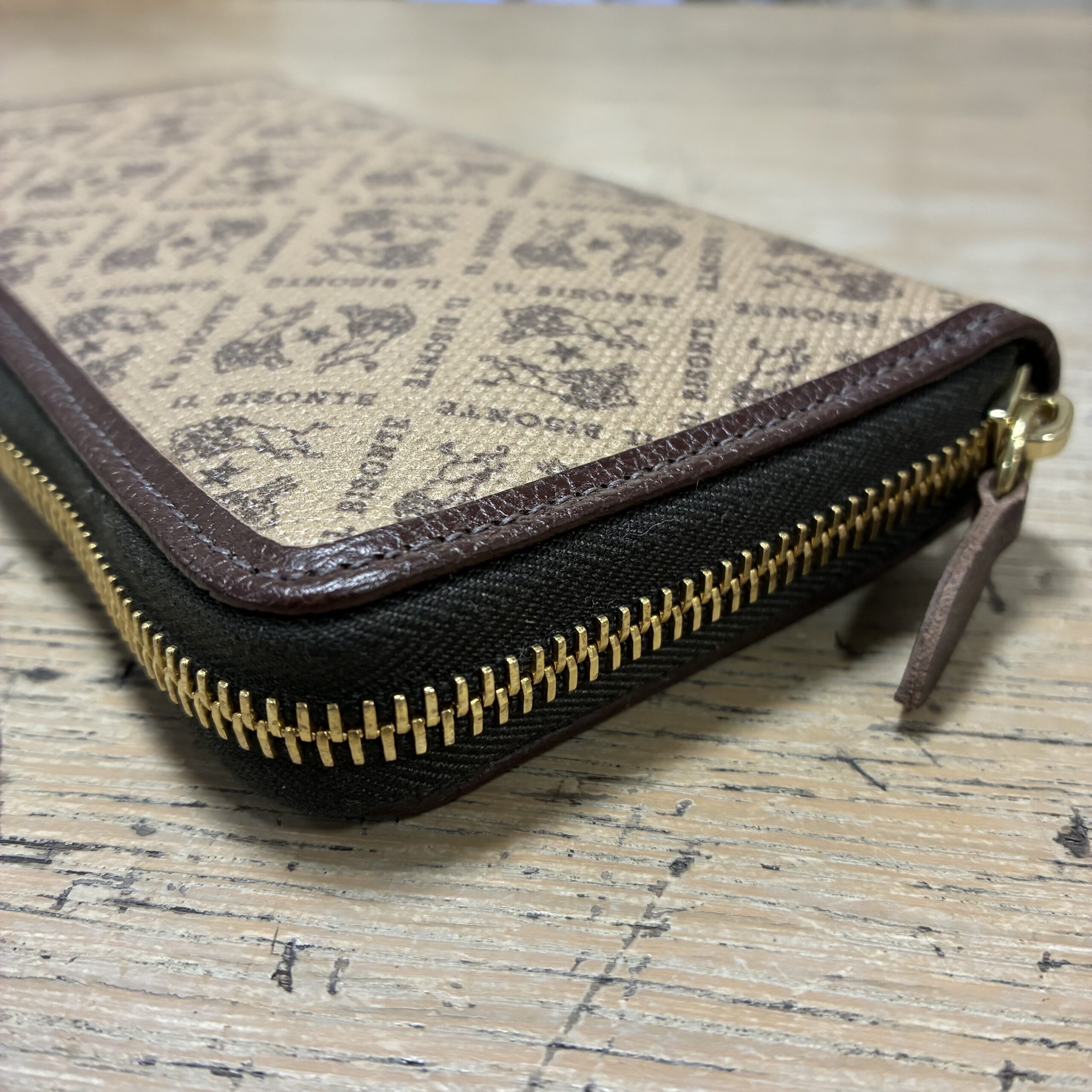 IL BISONTE イルビゾンテ 日本限定 モノグラム プリント レザー 長財布【54262305128】(COL ブラウン×ダークブラウン) - 画像 (3)