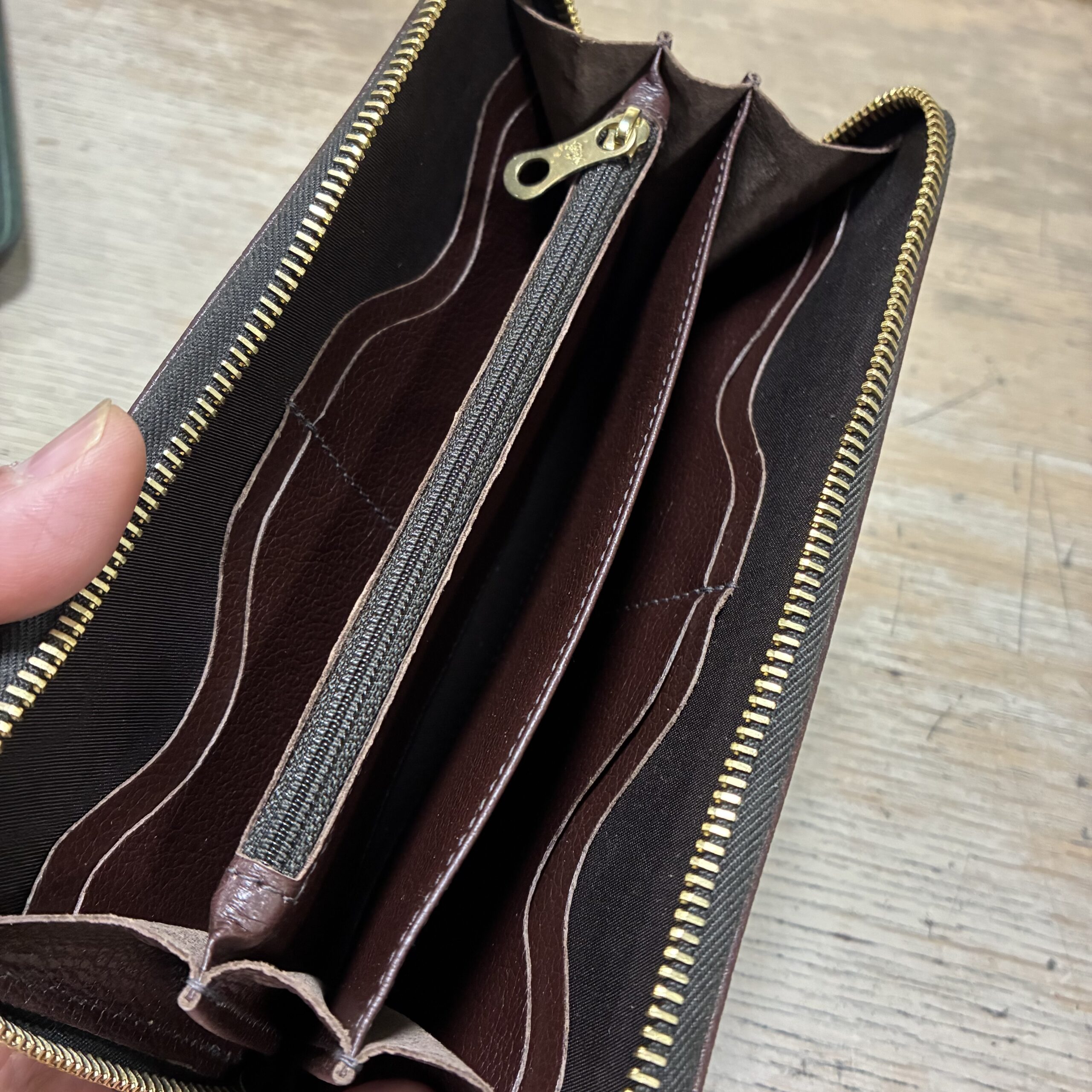 IL BISONTE イルビゾンテ 日本限定 モノグラム プリント レザー 長財布【54262305128】(COL ブラウン×ダークブラウン) - 画像 (4)