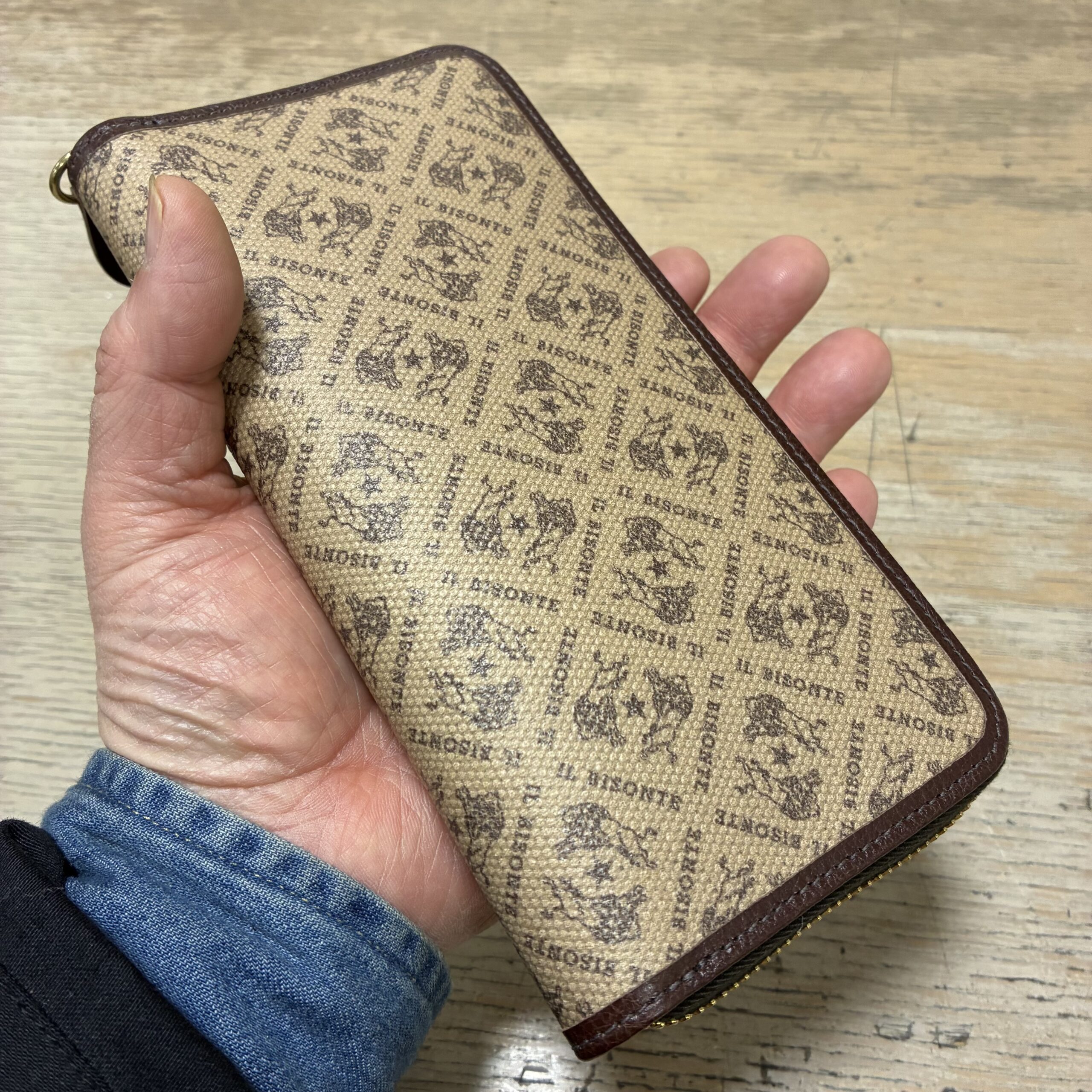 IL BISONTE イルビゾンテ 日本限定 モノグラム プリント レザー 長財布【54262305128】(COL ブラウン×ダークブラウン) - 画像 (5)