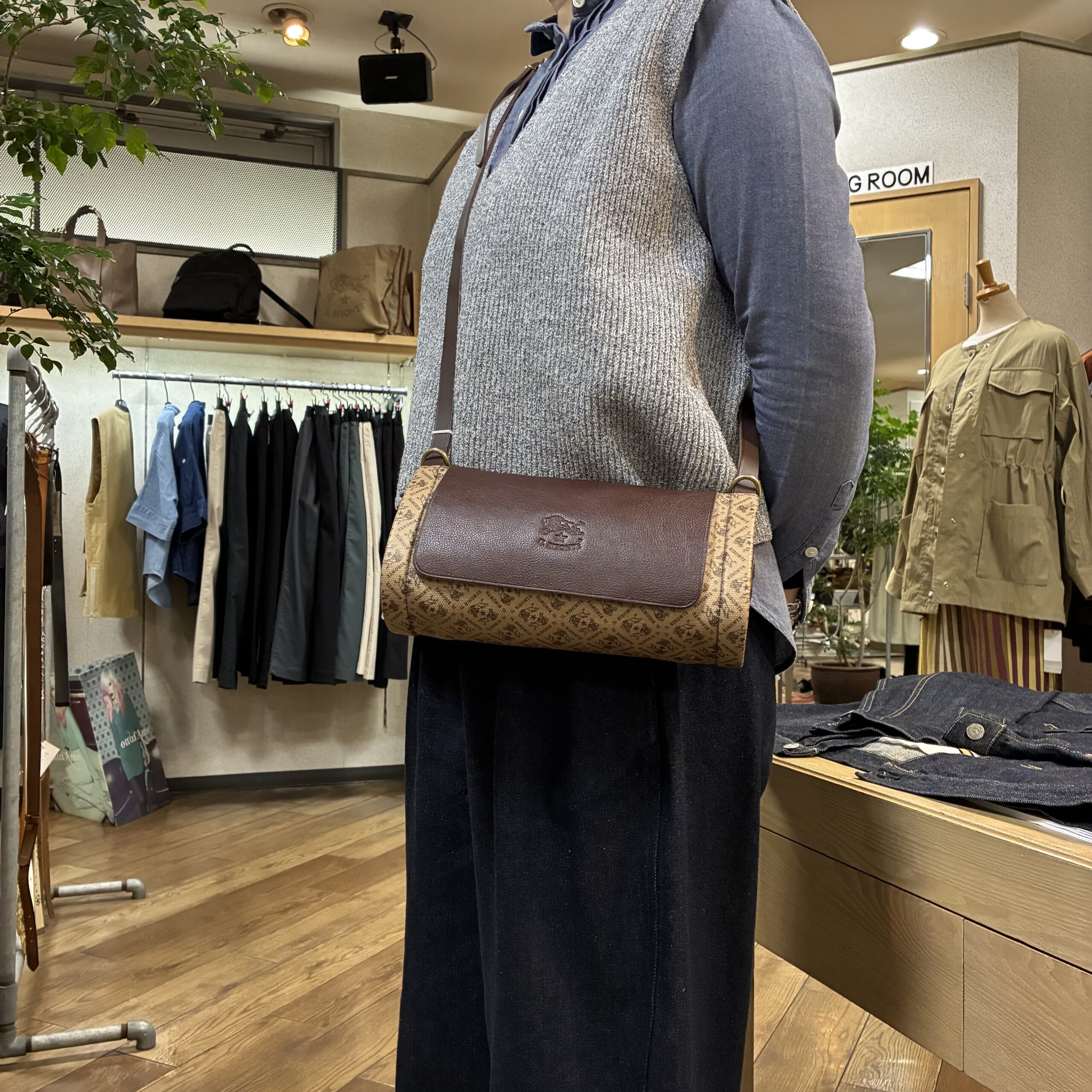 IL BISONTE イルビゾンテ 日本限定 モノグラム プリント レザー 筒形ショルダーバッグ【54262305320】(COL ブラウン×ダークブラウン) - 画像 (9)