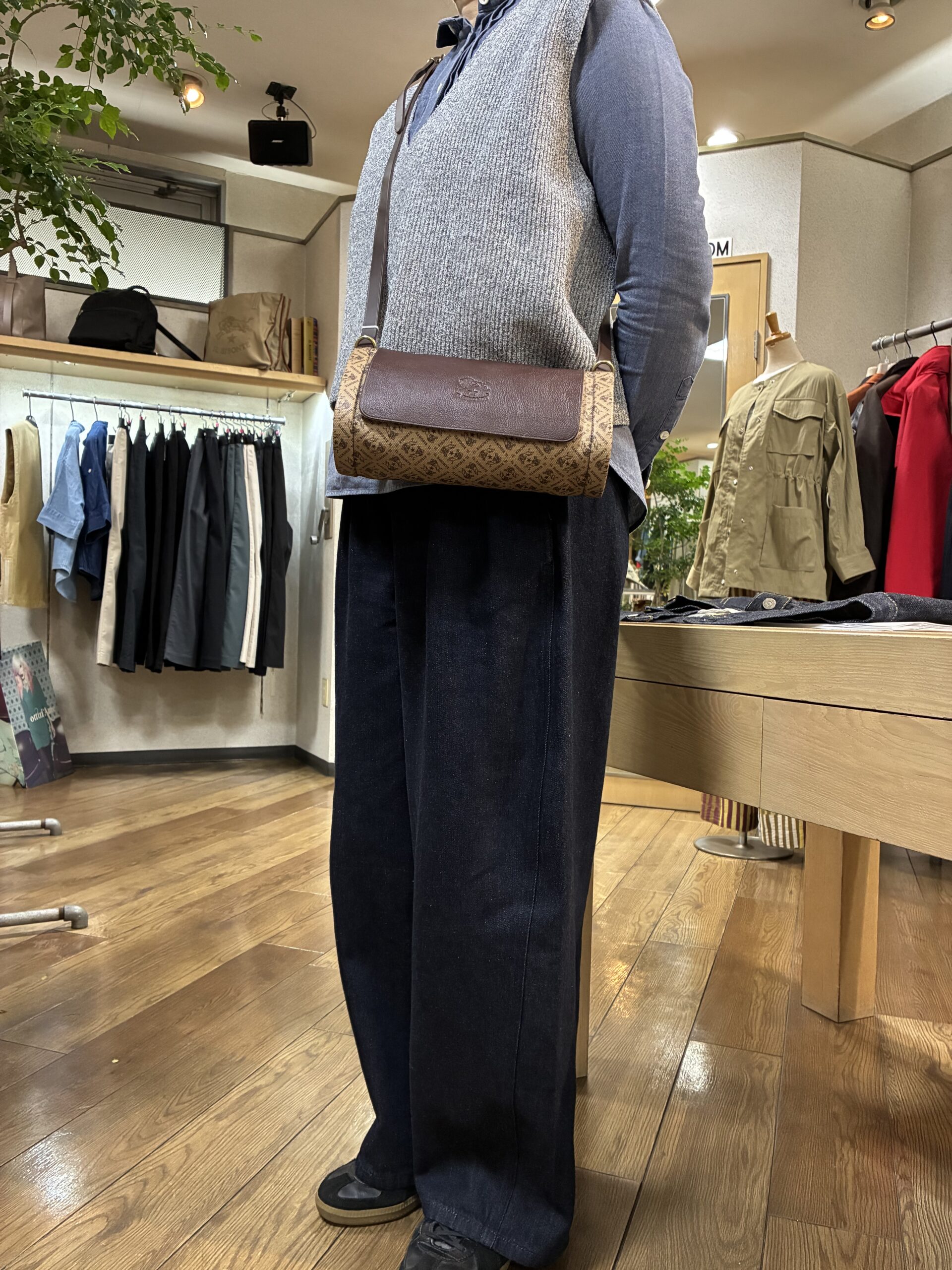 IL BISONTE イルビゾンテ 日本限定 モノグラム プリント レザー 筒形ショルダーバッグ【54262305320】(COL ブラウン×ダークブラウン) - 画像 (10)