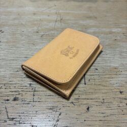 IL BISONTE イルビゾンテ LOGO EMBOSSED LEATHER　カードケース 【54262309960】（COL ヌメ）