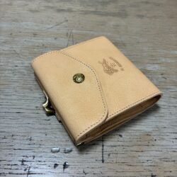 IL BISONTE イルビゾンテ LOGO EMBOSSED LEATHER　2つ折りガマ口財布 【54262310641】（COL ヌメ）