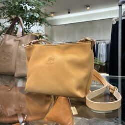 IL BISONTE イルビゾンテ LOGO EMBOSSED LEATHER　ポシェット 【54262307511】（COL ヌメ）